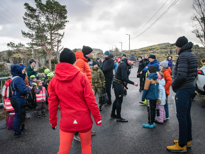 Kronprins Haakon gjør seg klar til å hoppe sammen med elever fra Dale Oen. Foto: Katrine Lunke, Kronprinsparets Fond